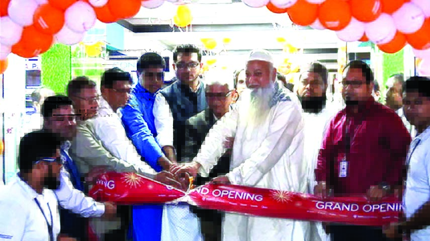 Syed Asaduzzaman, Managing Director of Best Electronics (global brand electronics retailer), inaugurating its 10 more new showrooms at a time across the country recently. Syed Tahmid Zaman Rashik, Director (Marketing) and Syed Ashhab Zaman Rafid Director