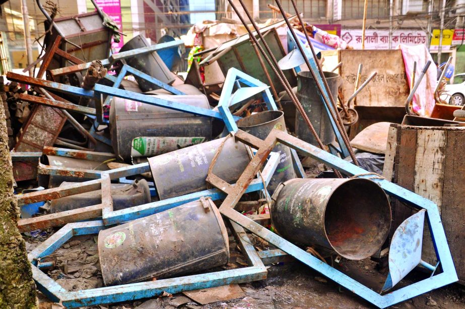 The mini waste bin project, for which the Dhaka South City Corporation spent several crores of taka, has apparently failed due to mismanagement and lack of supervision by the authorities concerned. Some waste bins are seen dumped at Hatkhola Road area in
