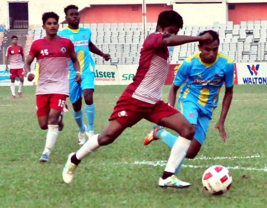 A moment of the match of the Saif Power Battery Bangladesh Premier League Football between Chittagong Abahani Limited and Team BJMC at the Bangabandhu National Stadium on Wednesday. Chittagong Abahani Limited won the match 2-0.