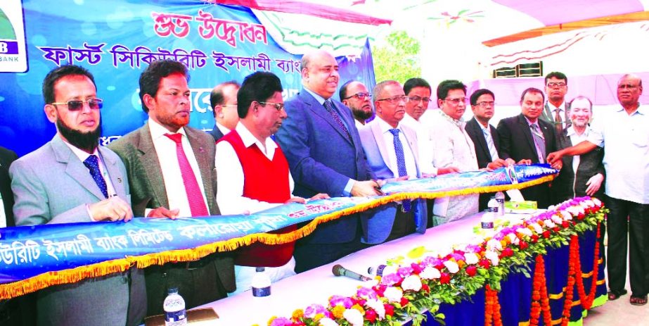 Syed Waseque Md Ali, Managing Director of First Security Islami Bank Ltd, inaugurating the Kalaroa branch at Satkhira on Wednesday. S. M. Nazrul Islam, Head of General Services Division, Md. Abdur Rashid, Zonal Head, Khulna and Mohammad Monirul Islam, Man