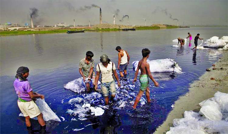 Who cares? Tokais [street urchins] are washing used polythene bags in the Buriganga water in an unhygienic condition to resell it to the consumers while some dishonest manufacturers are still procuring and selling polythene bags defying government ban. Th