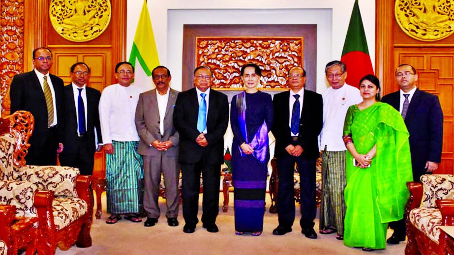 The Bangladesh delegation led by Foreign Minister AH Mahmood Ali and the Myanmar team led by State Counsellor Aung San Suu Kyi pose for photographs after signing the 'arrangement on return of displaced persons to Rakhine State' in Naypyidaw on Thursday.
