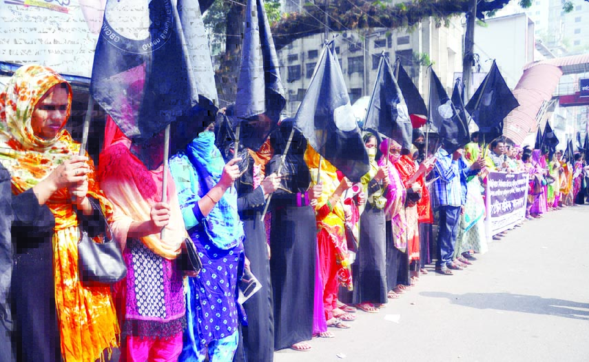 Green Bangla Garments Workers Federation formed a human chain in front of the Jatiya Press Club on Friday demanding exemplary punishment to those involved in killings in Tajrin garments fire.