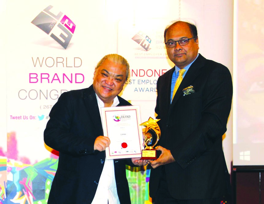 Aftab Mahmud Khurshid, CMO of Bengal Group, receiving a Global Brand Excellence Award -2017 for Linnex, one of the group's brand from Indonesian Brand Pandit, Jeffrey Ng, CEO of Monex Investindo Futures in electrical durable sector as emerging brand in W