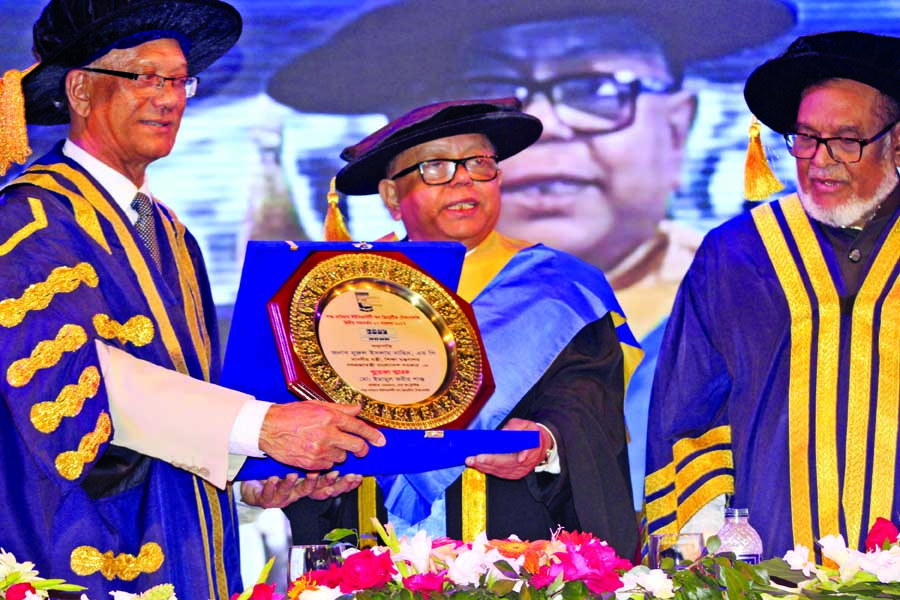 Imamul Kabir Shanto, Chairman of Board of Trustees of Shanto-Mariam University of Creative Technology (SMUCT) handing over honorary crest to Education Minister Nurul Islam Nahid in its second convocation ceremony held at Bangabandhu International Conferen