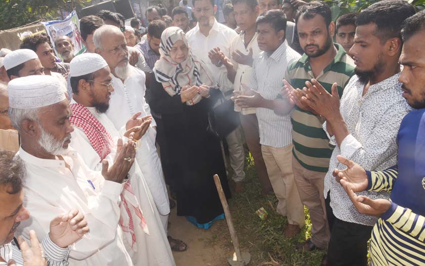 Acting CCC Mayor Jobaira Nargis Khan offering Munajat after inaugurating construction work of wall around the canal at Mohsin Road in the city on Monday.