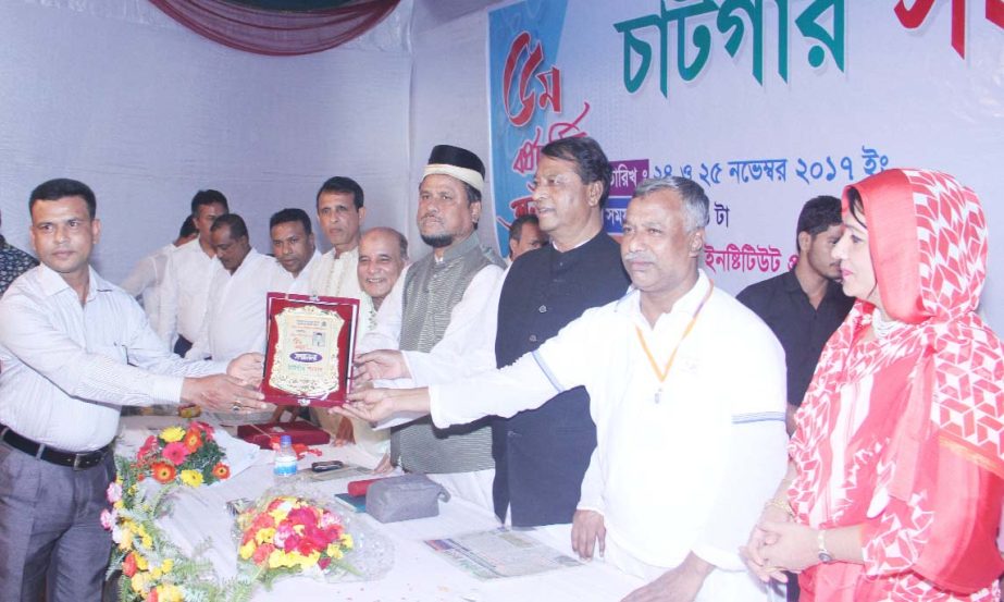 Chairman of Satota Vision Bangladesh Foundation Jasimuddin Dulal receiving honourary award from Nazrul Islam MP and Prof Dr Abu Reza Md Nizamuddin Nadvi MP for his outstanding contribution on humanity at the 5th founding anniversary function of Chatg
