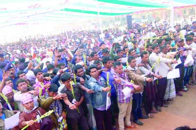 BARISAL: Youths taking oath against drugs at a gathering of Community Policing arranged by Barisal District Police at Barisal Police Lines yesterday.