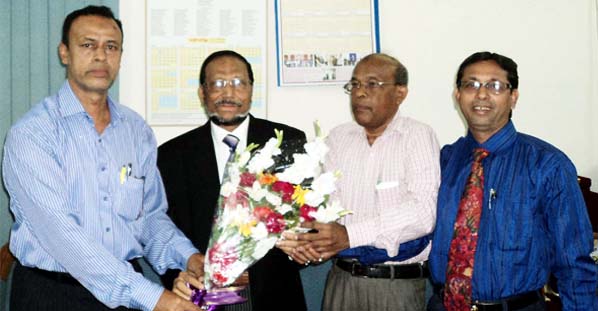 Leaders of the Independent Newspaper Readers Association, Chittagong led by its President SM Jamaluddin exchanged views with the Chairman of Bangladesh Press Council Justice Muhammad Mamtaz Uddin Ahmed (2nd from left) recently.