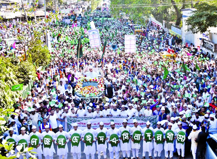 Peer Al-hajj Moulana Syed Mujibul Bashar Al Hasani Maizbhandari led the Ashekan-e Maizbhandari Association brought out a Jashne Julushe rally in the city marking the Eid-e-Miladunnabi on Sunday.