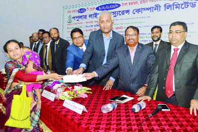 BARISAL: Popular Life Insurance Company Ltd distributed Tk 9,12,21,211 among 5011 clients as claim money among the clients at a gathering at local Barisal Academy recently . Gakul Chandra Das, Member, IDRA was present as Chief Guest while IDRA Exec