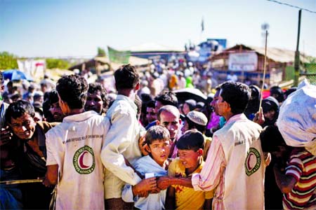 Rohingya children queue for aid at a refugee camp in Cox's Bazar. Photo: Agency