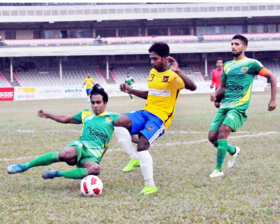 An action from the match of the Saif Power Battery Bangladesh Premier League Football between Sheikh Jamal Dhanmondi Club Limited and Rahmatganj MFS at the Bangabandhu National Stadium on Wednesday. The match ended in a 1-1 draw.
