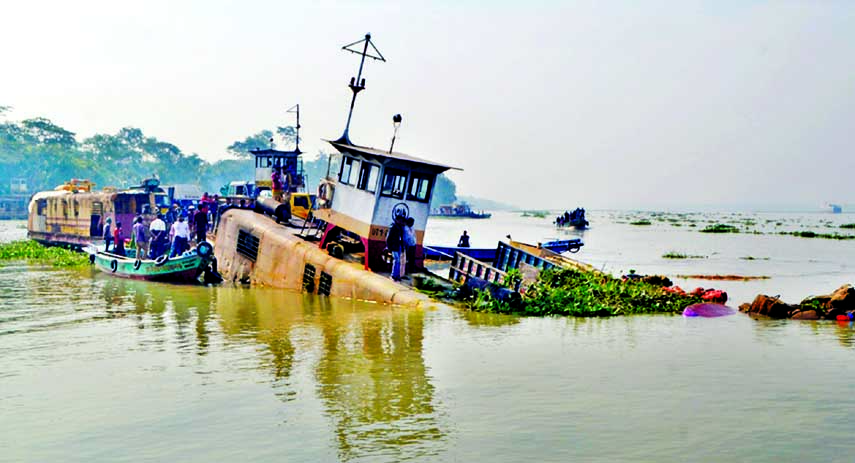 A bus and two goods laden trucks sank into Kocha River after a lighter barge rammed into a ferry in Pirojpur's Bakulia Port at 1.00 am on Wednesday. This photo was taken from Kumirghata ghat.