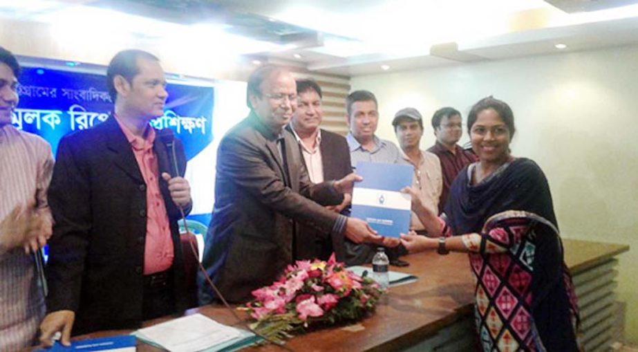 Chairman of Press Institute of Bangladesh Shah Alamgir handing over certificates among the participants journalists at Chittagong Press Club yesterday as Chief Guest.