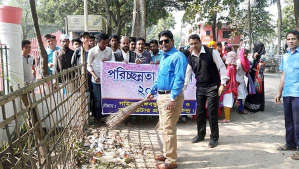 UNO of Raozan Upazila Md. Shamim Hossain Reza seen alongwith the locals of Gohira Chowmuhani area under Raozan Pourashava who joined cleanliness drive as a part of the cleanliness campaign on Monday.