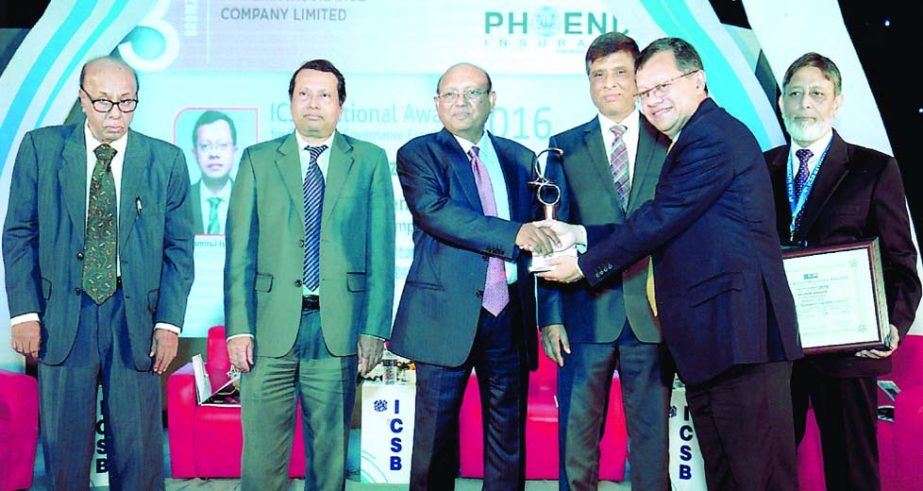 Md. Jamirul lslam Managing Director and CEO of Phoenix lnsurance Co Ltd, receiving the 4th ICSB National Award for Corporate Governance Excellence-2016 in lnsurance category from Commerce Minister Tofail Ahmed, M.P at a city convention center recently. Pr