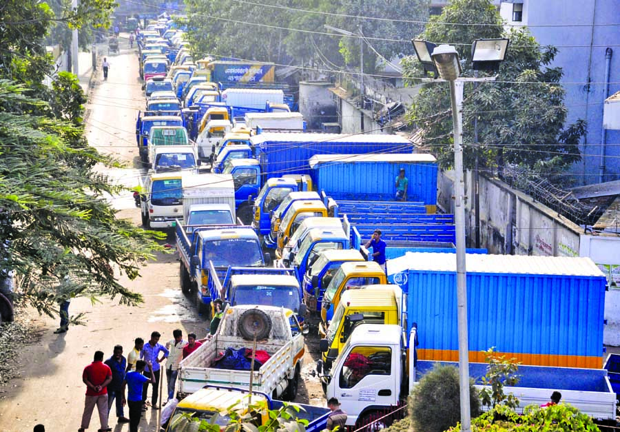 Influential quarters once again set up illegal truck stand at a busy thoroughfare in Tejgaon Industrial area in Dhaka partially blocking the road. Dhaka North City Corporation (DNCC) Mayor Annisul Haq earlier evicted the illegal truck stand after rowdy cl