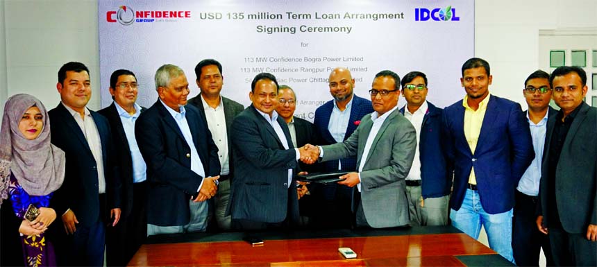 Khalid Islam, Managing Director of Confidence Power Holdings Limited and Mahmood Malik, CEO of Infrastructure Development Company Limited (IDCOL), exchanging a MoU signing documents for the term loan worth $135m in the city recently. Top officials from bo