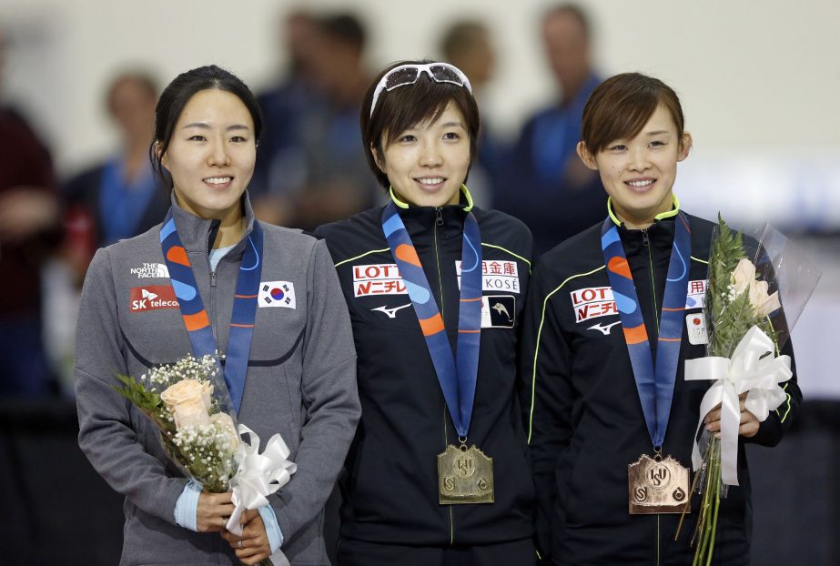 First-place Nao Kodaira (center) of Japan stands with second-place Lee Sang-hwa (left) of South Korea and third-place Arisa Go (right) of Japan after the women's 500 meters at a World Cup speedskating event Friday in Kearns, Utah.