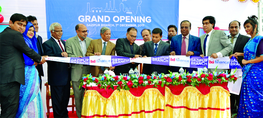 Manwar Hossain, Chairman of BD Finance Limited, inaugurating its 6th branch at Gazipur on Thursday. Mohammad Masoom, CEO, Haider Ahmed Khan, FCA, Ansar Uddin Ahmed, Director of the company, Mohammad Anwar Sadat Sarker, President of Gazipur Chamber of Comm