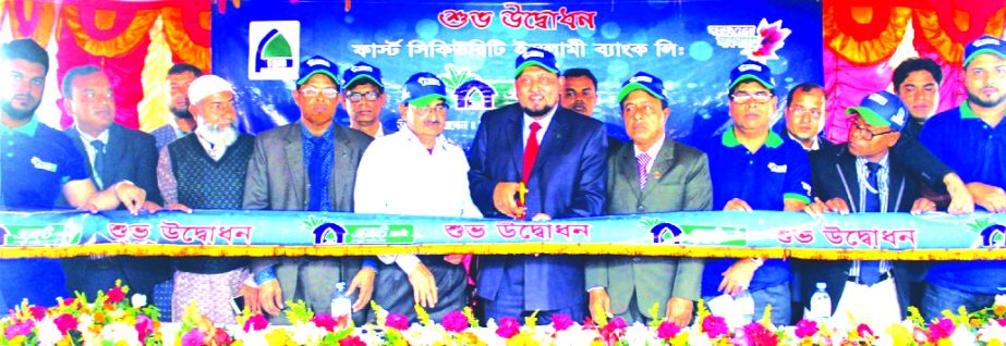 Md. Mustafa Khair, DMD of First Security Islami Bank Limited, inaugurating a Agent Banking outlet at Nowabenki Bazar in Shyamnagar of Satkhira on Monday. Md. Abdur Rashid, Khulna Zonal Head, Md. Faridur Rahman Jalal, FVP of Agent and Mobile Banking divisi