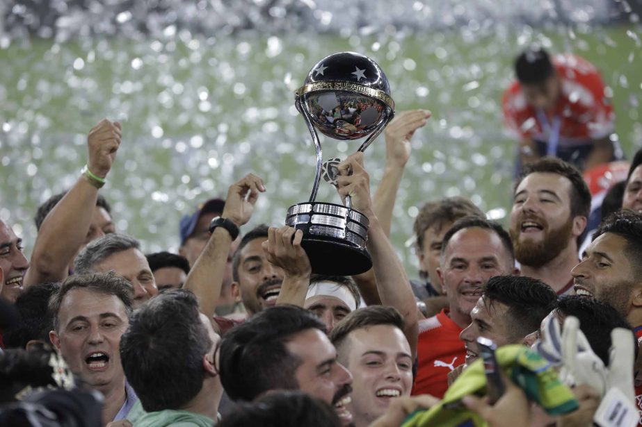 Argentina's Independiente celebrates winning the Copa Sudamericana championship title after tying 1-1 with Brazil's Flamengo at Maracana stadium in Rio de Janeiro, Brazil on Wednesday.