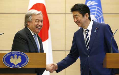 U.N. Secretary-General Antonio Guterres shaking hands with Japanese Prime Minister Shinzo Abe during their joint news conference at Abe's official residence in Tokyo on Thursday.
