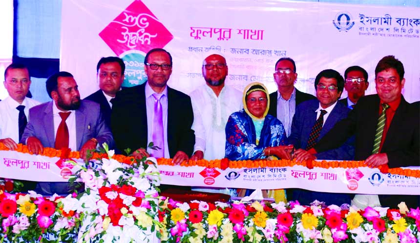 Arastoo Khan, Chairman of Islami Bank Bangladesh Limited, inaugurating its 331st branch at Phulpur in Mymensingh on Tuesday. Md. Mahbub ul Alam, AMD, Md. Shamsul Huda, EVP of Shari'ah Secretariat, Abu Sayed Md. Idris, Head of Mymensingh Zone of the bank