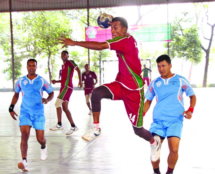 A moment from the match of the Men's Division of the Khokon-Udayan Builders Victory Day Handball Competition between Border Guard Bangladesh and Bangladesh Police at the Shaheed (Captain) M Mansur Ali National Handball Stadium on Friday. Border Guard Ban