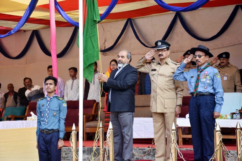 General Manager of Bangladesh Railway (East) Mohammed Abdul Hai hoisting National Flag on the occasion of the Victory Day on Saturday . Additional General Manager Chowdhury Mohammed Esa-E - Khalil , Chief Commercial Manager Sarder Shahadat Ali,CSTE Cha