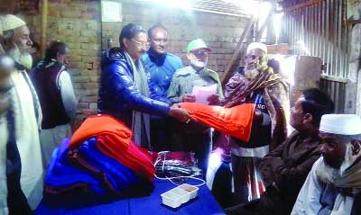 MELANDAH ( Jamlpur): Sayed Khaliuzzaman Juberi Master, Chairman, Durmuth Upazila distributing blankets among the freedom fighters and widows at Melandah Upazial yesterday.
