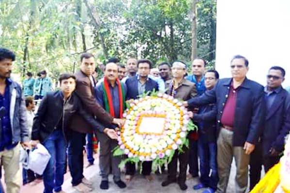 Executive committee members of Chittagong Reporters' Unity (CRU) placing wreaths at the Shaheed Minar to pay tributes to Liberation War Martyrs on Victory Day on Saturday .