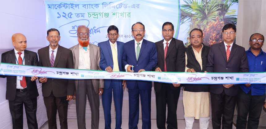 Md Quamrul Islam Chowdhury, Additional Managing Director of Mercantile Bank Limited, inaugurating its 125th Branch at Chandraganj in Lakshmipur on Monday. Md Abu Taher, Chittagong Zonal Head of the bank was also present.