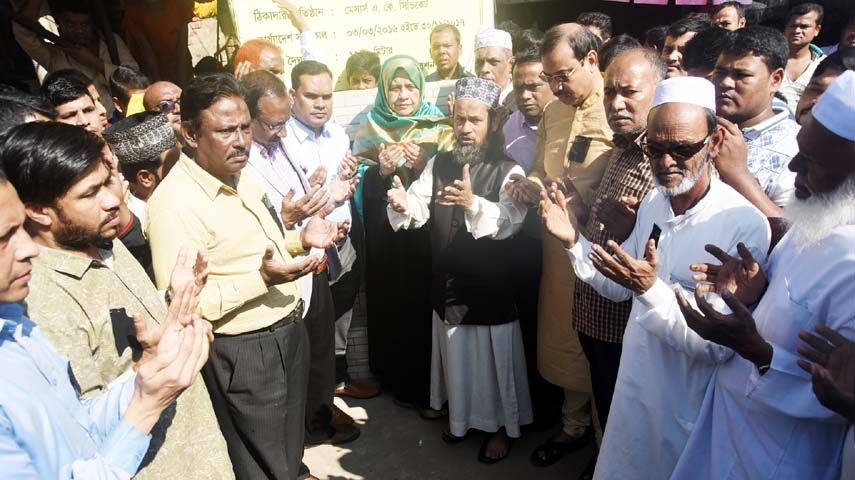 CCC Mayor A J M Nasir Uddin offering Munajat after inaugurating repaired Khaja Road at Halisahar on Monday.