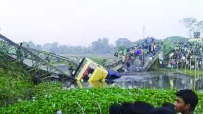 NANDAIL (Mymensingh): A bus has fallen into a canal by breaking bailey bridge adjacent to Modupur Bazar in Nandail Upazila injuring five people seriously on Tuesday.