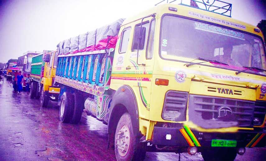 Hundreds of light to heavy vehicles got stuck in a massive traffic gridlock in the Dhaka-Tangail Bangabandhu Bridge Highway due to winter dense fog on Thursday.