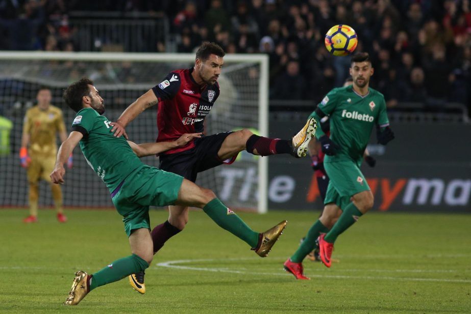 Cagliari's Artur Ionita (right) and Fiorentina's Milan Badelj fight for the ball during the Italian Serie A soccer match between Cagliari and Fiorentina in Cagliari, Italy on Friday.