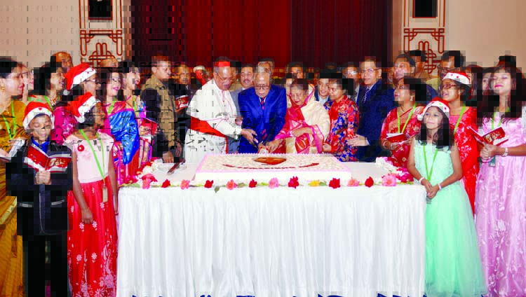 President Abdul Hamid cutting Christmas Cake at Bangabhaban on Monday after exchanging greetings with the people of Christian community on the occasion of holy Christmas Day. Press Wing, Bangabhaban photo