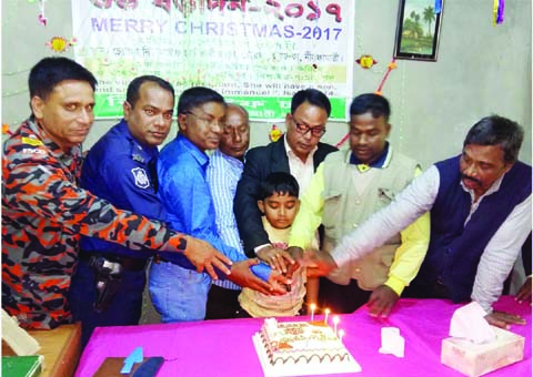 JALDHAKA (Nilphamari ): A cake cutting function was arranged at Jaldhaka Upazila marking the Christmas Day on Monday.