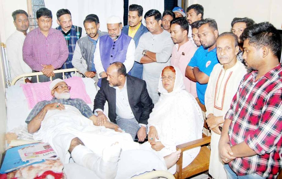 Renowned social worker Farid Mahmud alongwith Jubo and Chhatra League leaders visiting ailing freedom fighter Enamul Huq Chowdhury at a hospital in the Port City recently.