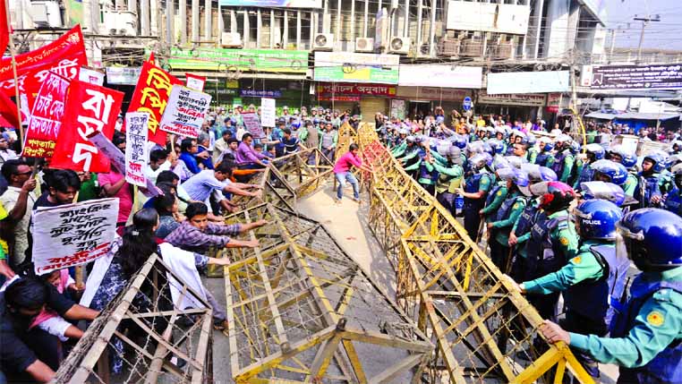 Leaders and activists of CPB, BSD, and Ganatantric Baam Morcha were obstructed with berricade in city's Paltan area on Wednesday while the processionists heading towards Bangladesh Bank protesting theft, loot and money laundering of the banks and financi