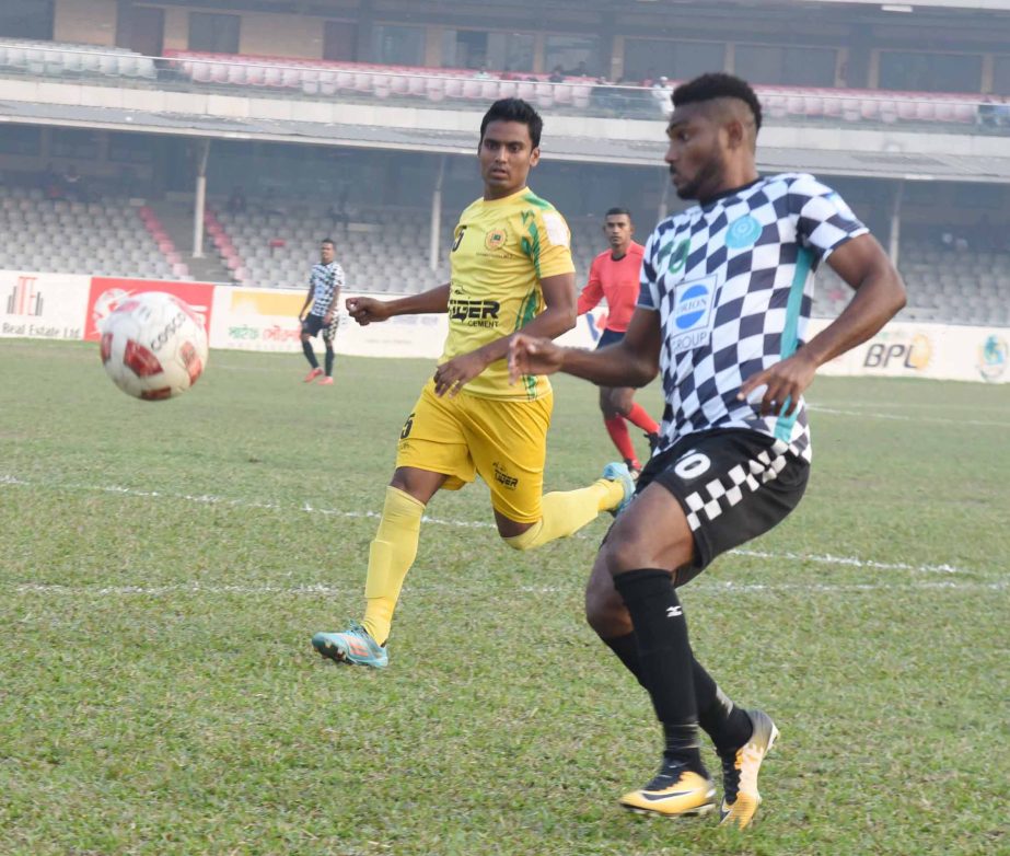 A moment of the match of the Saif Power Battery Bangladesh Premier League Football between Dhaka Mohammedan Sporting Club Limited and Rahmatganj MFS at the Bangabandhu National Stadium on Thursday.