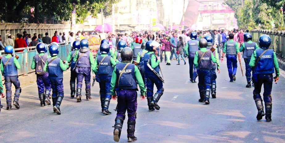 Law enforcers chasing away activists of Pro-BNP activists those who were trying to stage demonstration, blocking road following BNP chief Begum Khaleda Zia's appearance at the city's Bakshibazar makeshift-court. This photo was taken from Topkhana Road o