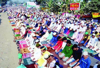 BOGRA: Devotees of ijtema offering Jumma prayer on Dhaka- Rangpur Highway due to space shortage on the second day of the three day- long Ijtema at Ghopghari area on Friday.