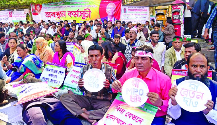 Non-MPO teachers staged sit-in for 5th consecutive day on Saturday in front of Jatiya Press Club demanding inclusion of MPO list.