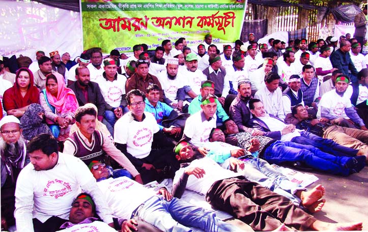 Non-MPO teachers begin their fast unto death programme for enlistment of Govt's MPO facility in front of the Jatiya Press Club on Sunday.