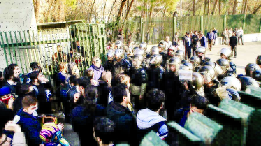 Iranian students scuffle with police at the University of Tehran during a protest against economic problems. Internet photo