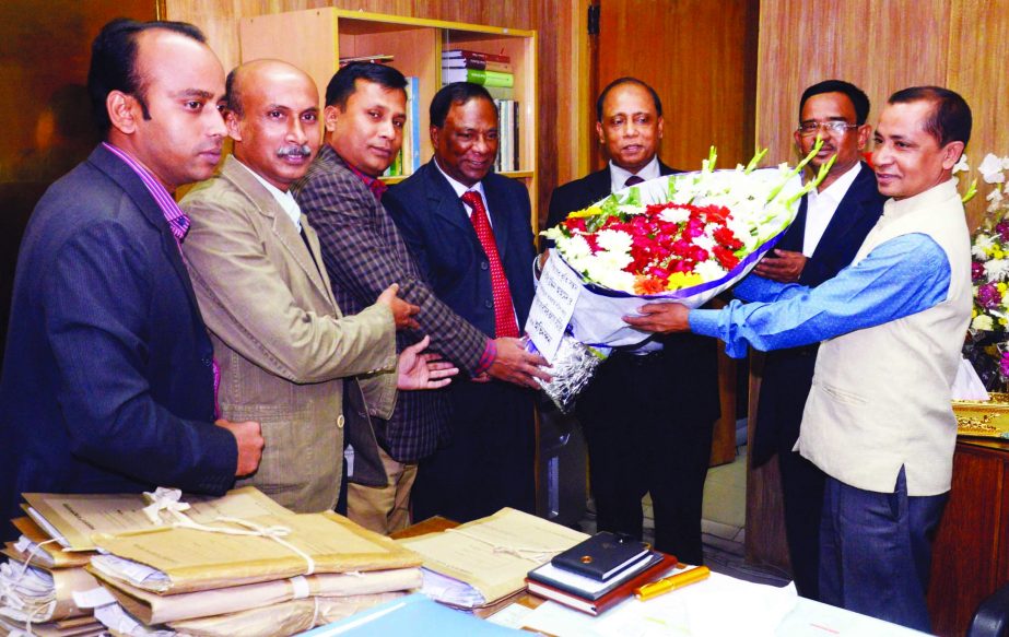 Leaders of Barisal Division Journalists' Welfare Association led by its President Azizul Islam Bhuiyan and General Secretary Aminul Islam Mirja greeting newly-appointed Acting Information Secretary Md Nasir Uddin Ahmed at his office yesterday.