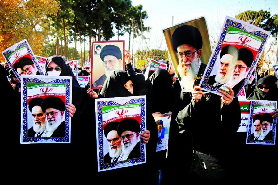 Pro-government demonstrators hold posters of Iran's supreme leader, Ayatollah Ali Khamenei (L), and the late founder of the Islamic Republic, Ayatollah Ruhollah Khomeini, in Iran's holy city of Qom on January 3, 2018. Internet photo